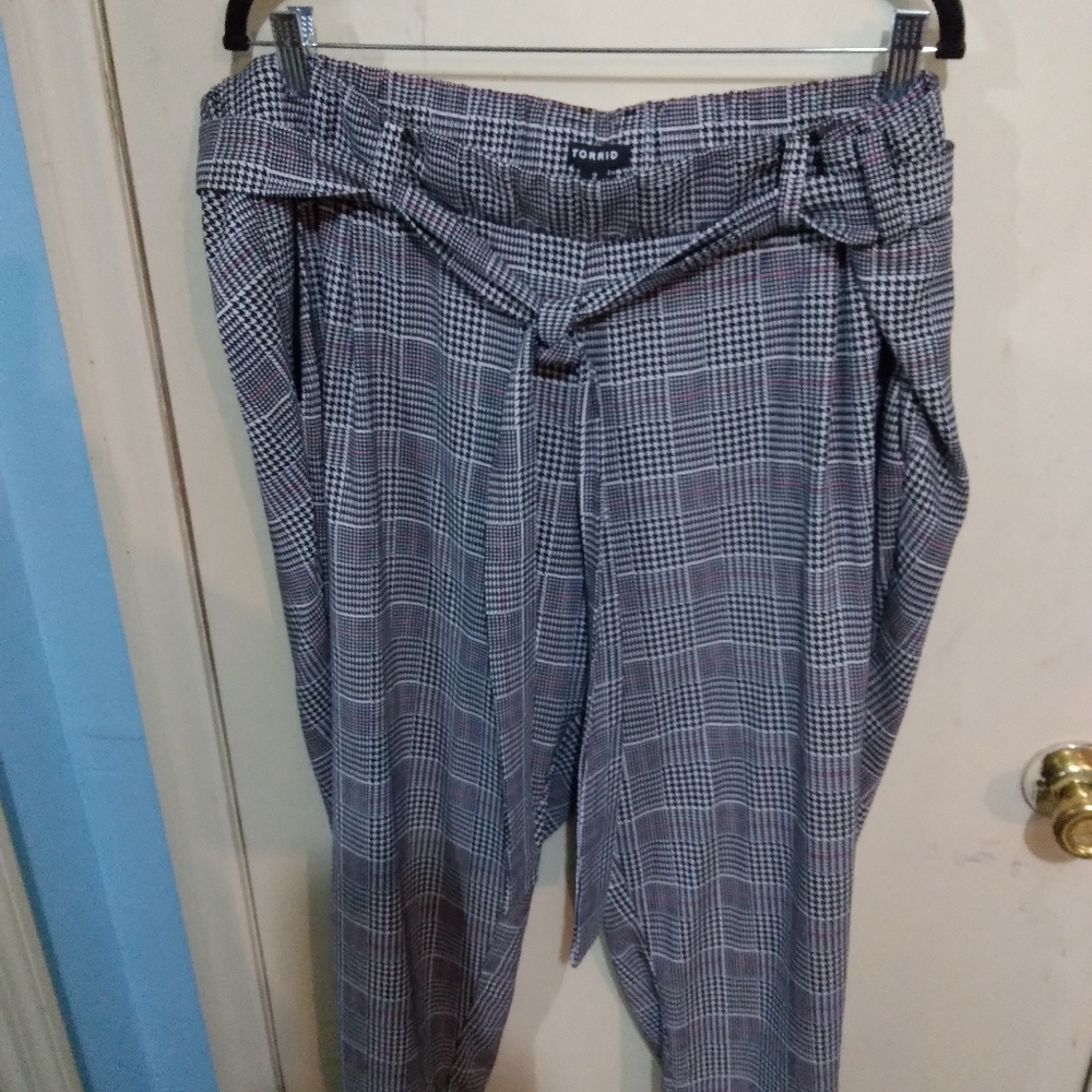Torrid Size 2X Gray and Pink Plaid Tie Front Slacks